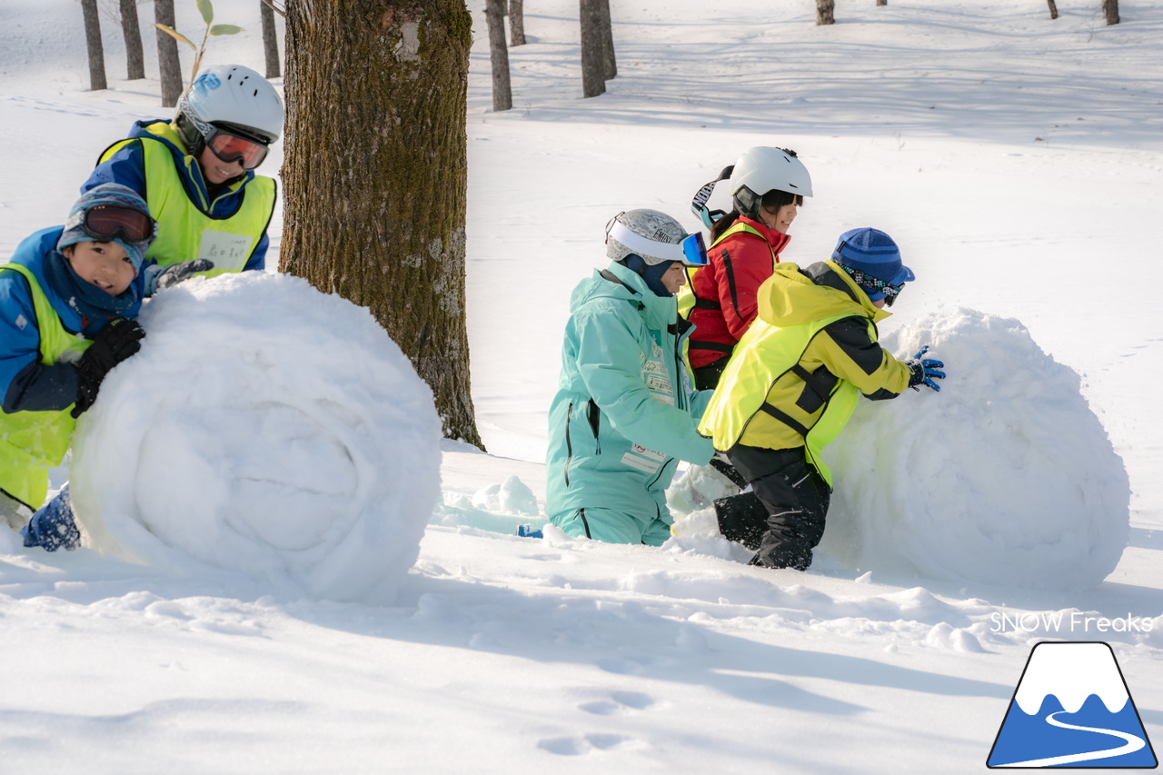 井山敬介さんと秋元日菜子さんのコンビは今年も健在！さらに、サプライズゲストも登場？！憧れのスキーヤーと一緒に雪と戯れ、『いちえ』の美味しいランチをいただく…。夢のようなイベント。めもるホールディングス presents プロスキーヤー・井山敬介さんと行く｜ダイナスティスキーリゾート